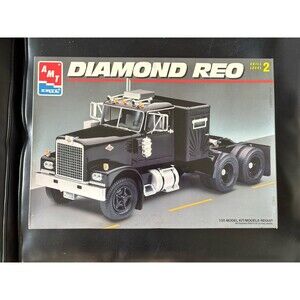 AMT Ertl 8137 1/25 Scale Diamond REO Semi Truck Tractor Plastic Model Kit NEW